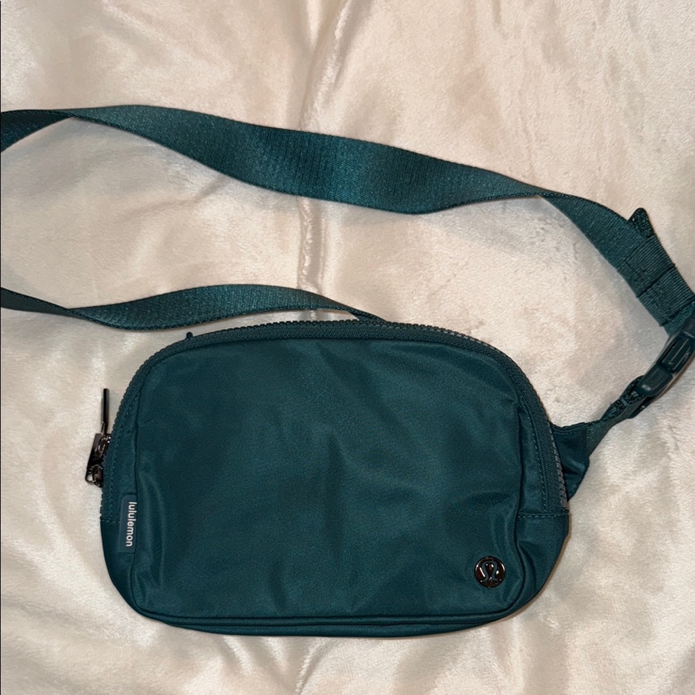 Lululemon Teal 2L Fanny Pack